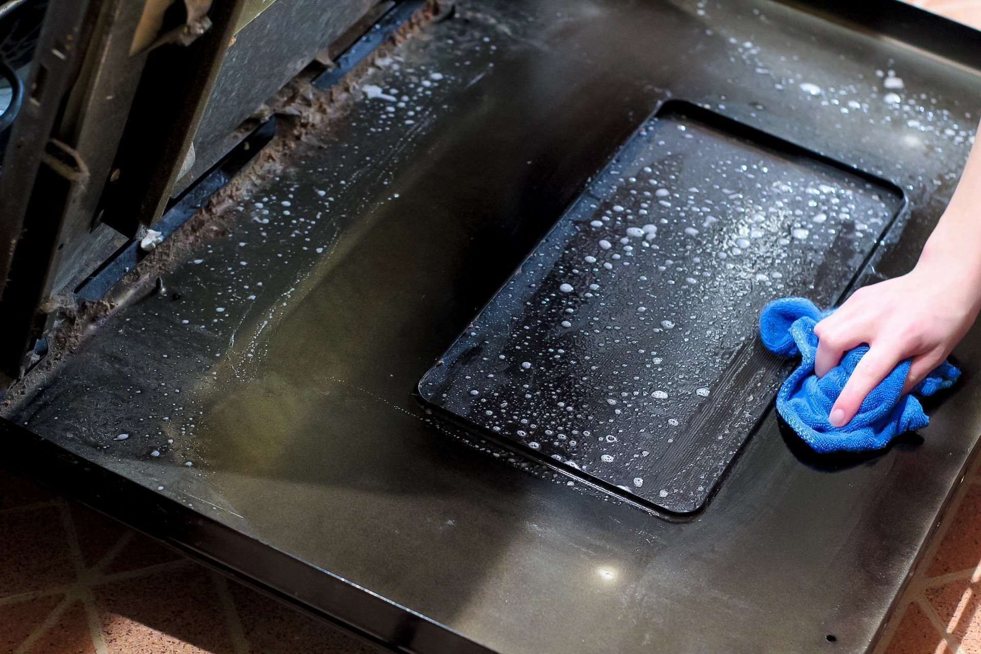 Clean between oven door glass - SLAYathomemother.com